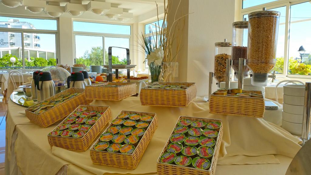 Hotel Delfino Milano Marittima Exterior photo