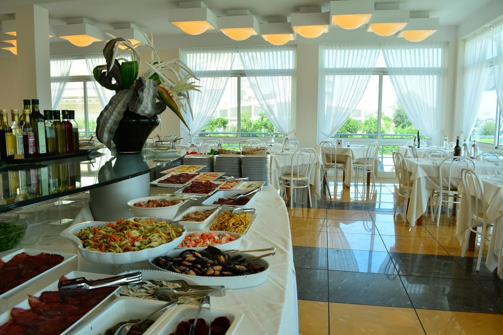 Hotel Delfino Milano Marittima Exterior photo