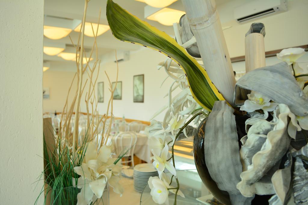 Hotel Delfino Milano Marittima Exterior photo