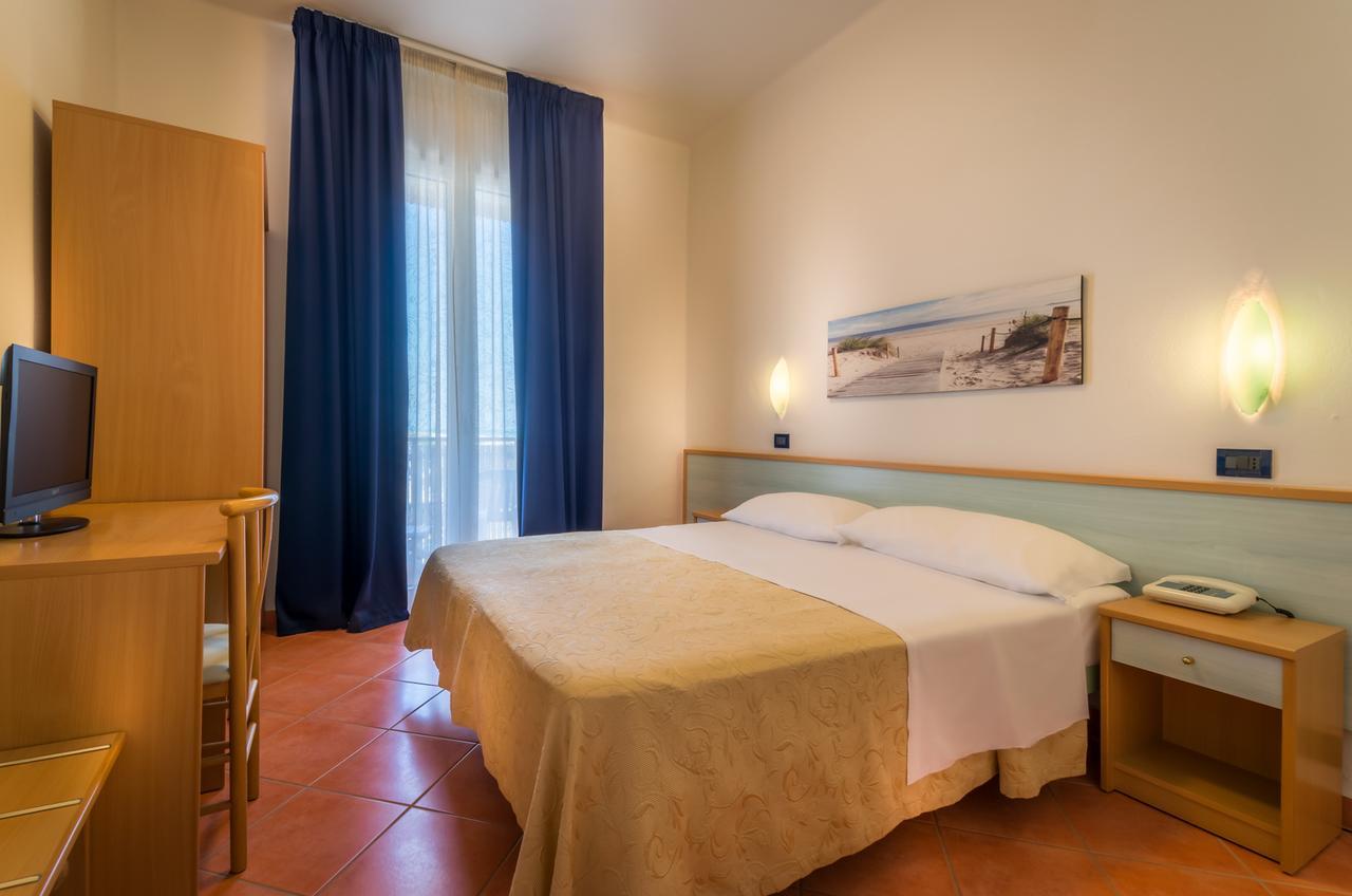 Hotel Delfino Milano Marittima Exterior photo