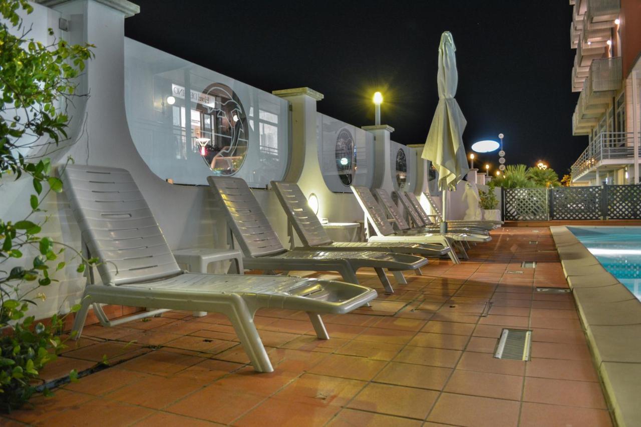 Hotel Delfino Milano Marittima Exterior photo